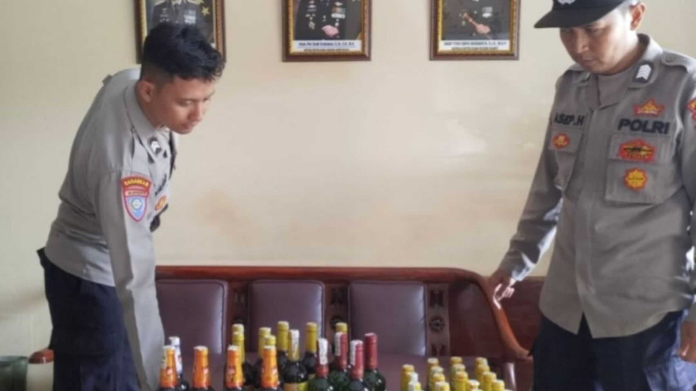 Polisi Amankan Puluhan Botol Miras dari Satu Rumah Warga di Pasirwangi